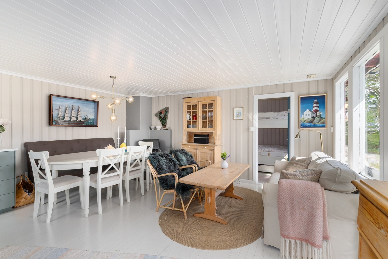Stuen byr på gode møbleringsmuligheter og en hyggelig romfølelse for avslappende dager og sosiale sammenkomster. Galleribilde
