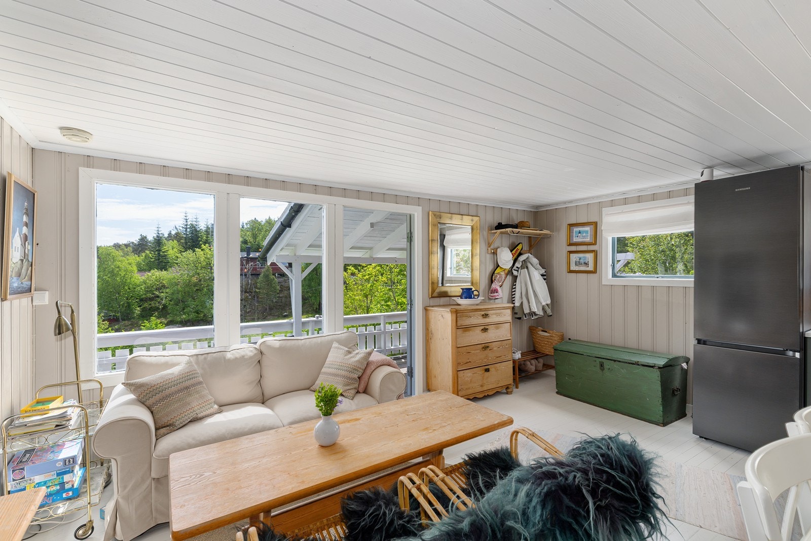 De store vindusflatene slipper inn rikelig med dagslys og skaper en naturlig forbindelse mellom ute og inne. Galleribilde