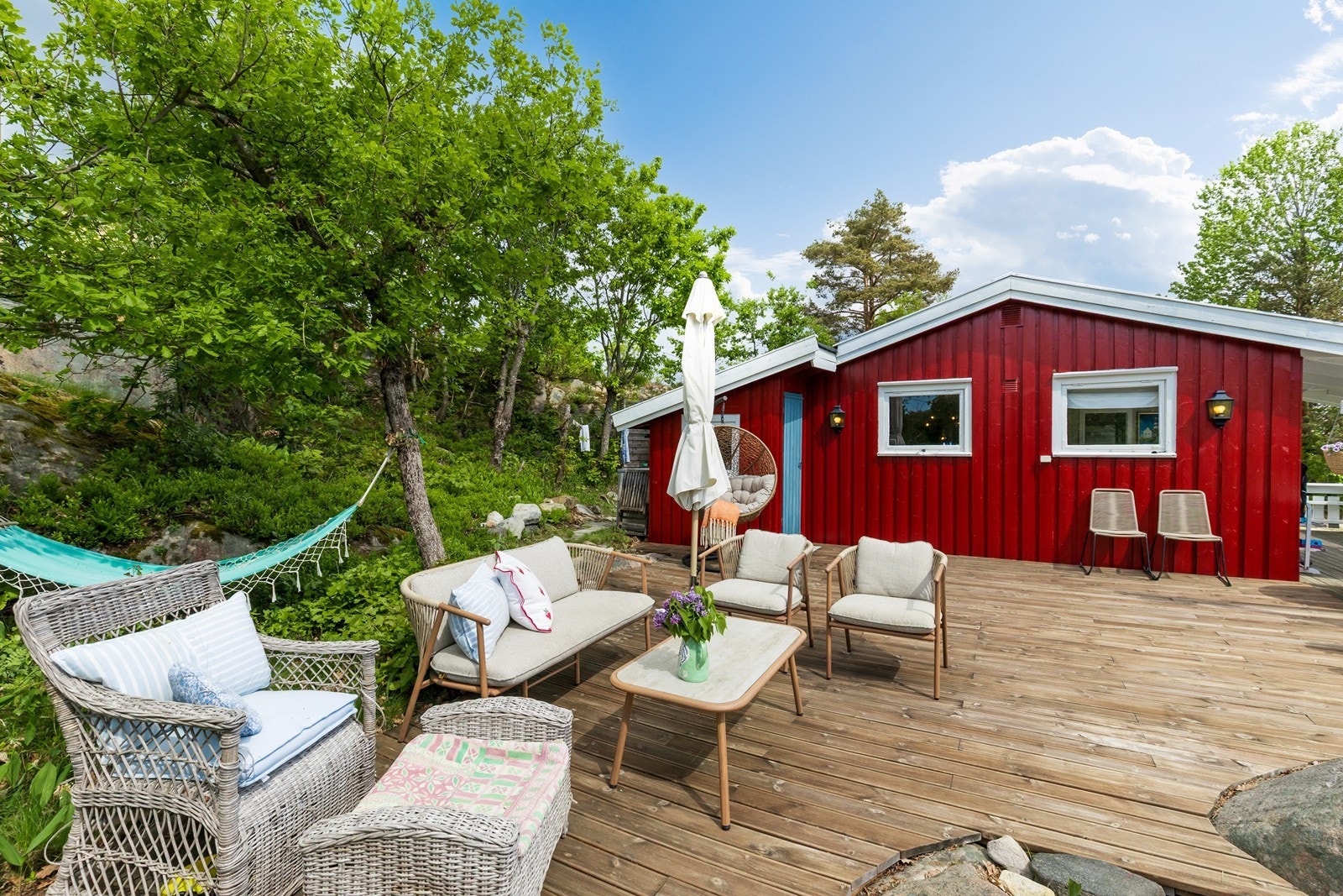 Her kan man nyte morgen kaffen, eller hyggelige sommer kvelder med familie og venner. Galleribilde