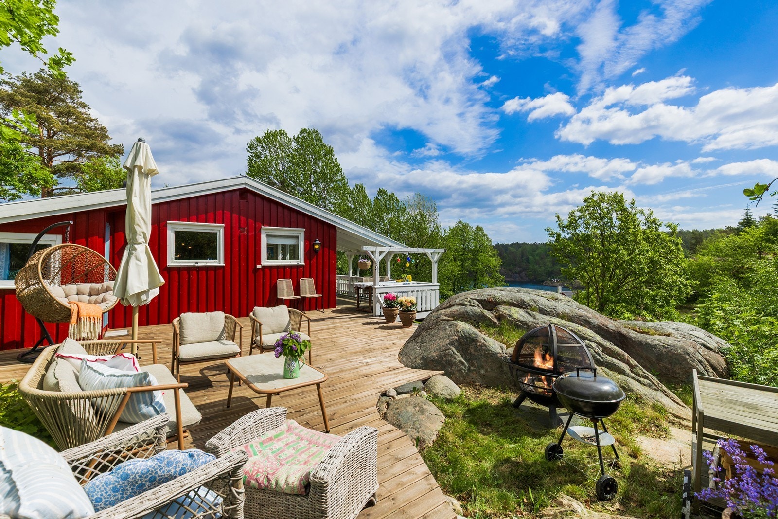 Terrassen ligger skjermet til i naturskjønne omgivelser og byr på flotte solforhold, hyggelige uteplasser og fin utsikt mot sjøen. Galleribilde