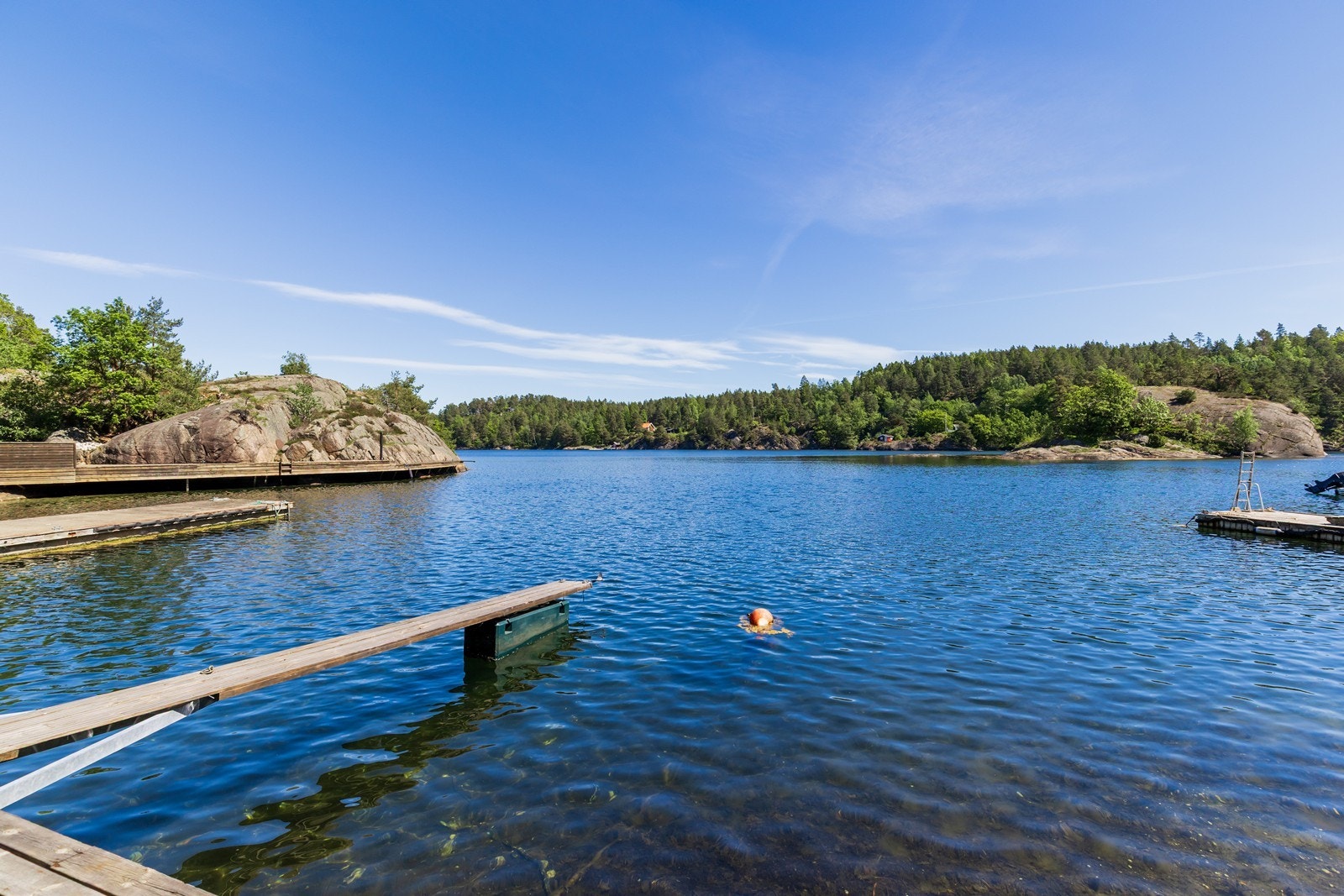 Her er det gode forhold for bading, båtliv og avslapping, med enkel tilgang til sjøen og flotte omgivelser like i nærheten av hytta. Galleribilde
