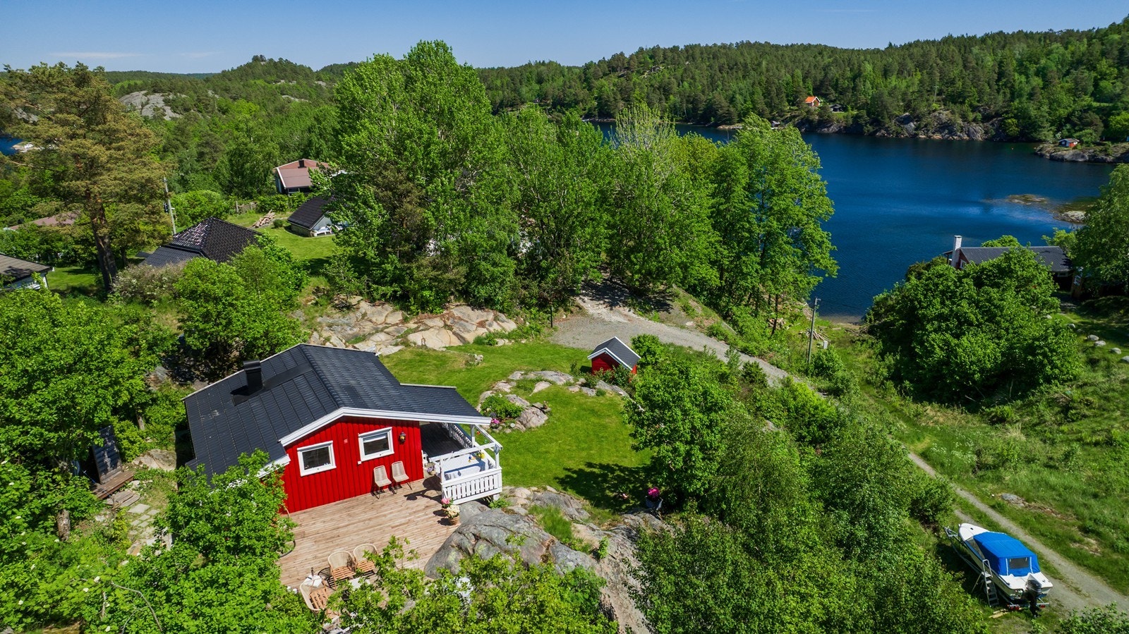 I tillegg disponeres egen biloppstillingsplass på felles parkeringsområde for hyttefeltet. Grunneier har gitt tillatelse til oppbevaring av båthenger med eller uten båt hele året. Galleribilde