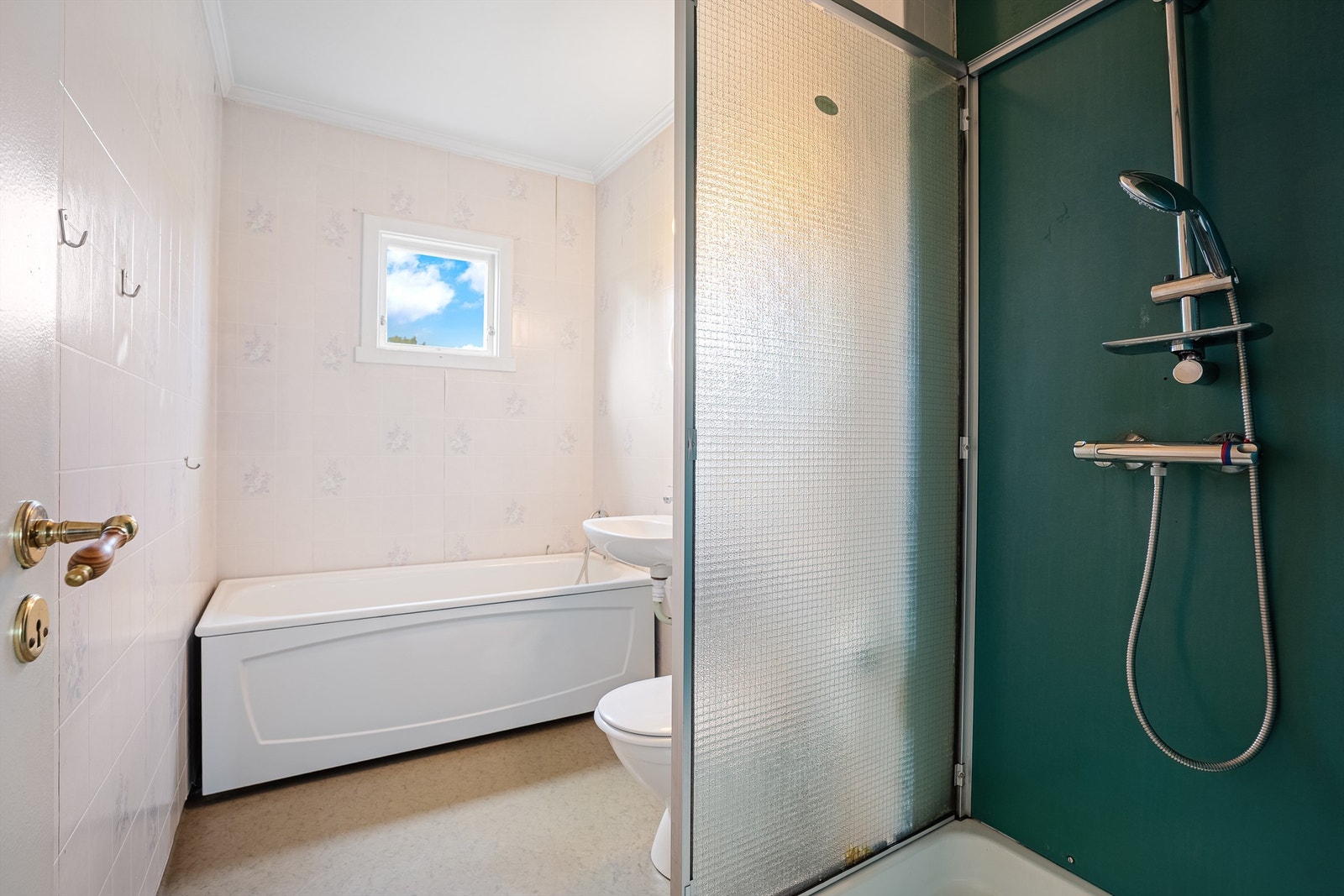 Praktisk med både dusj og badekar Galleribilde