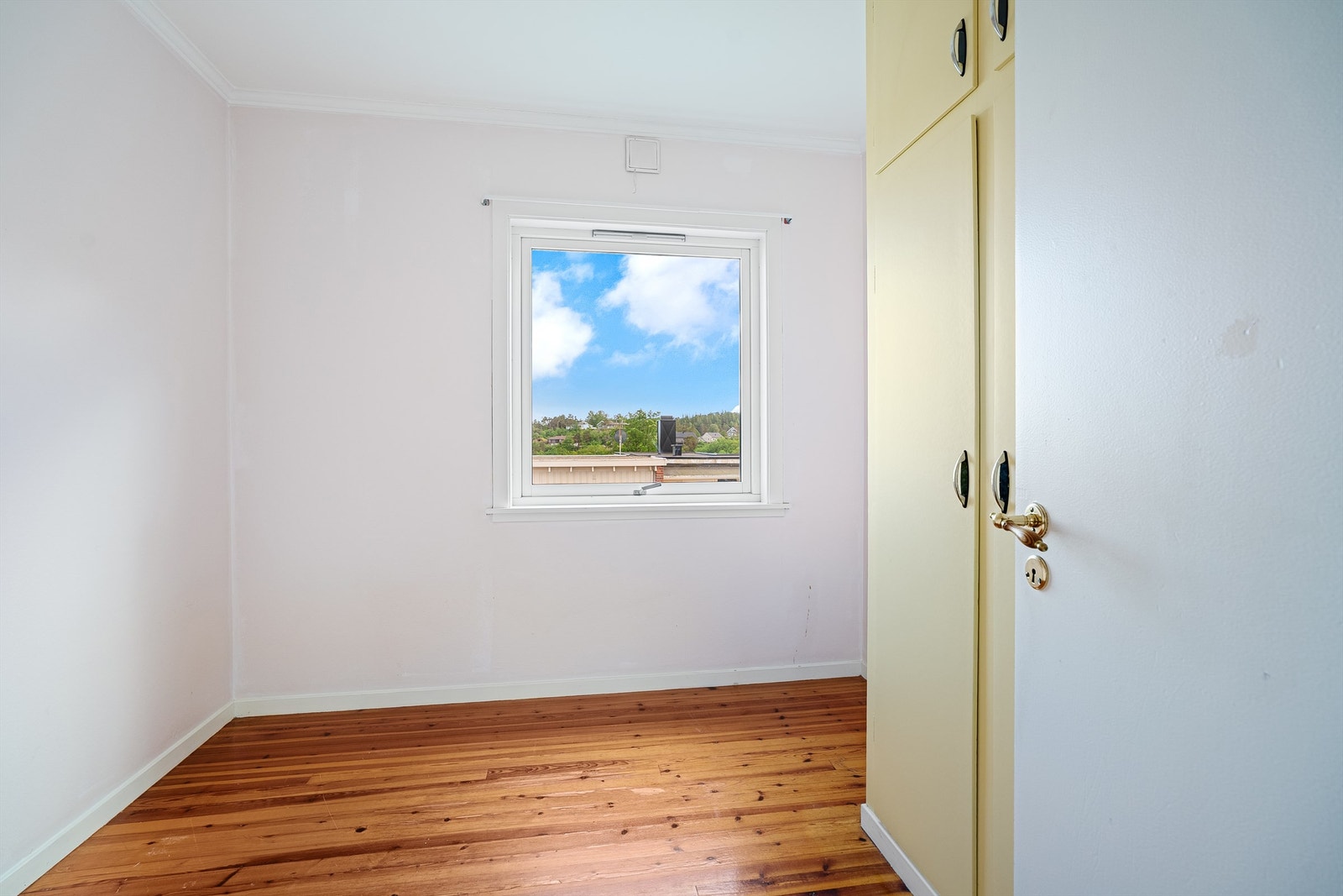 Soverom 1 - Det minste, men fortsatt plass til seng, garderobe og evt. en skrivepult? Galleribilde