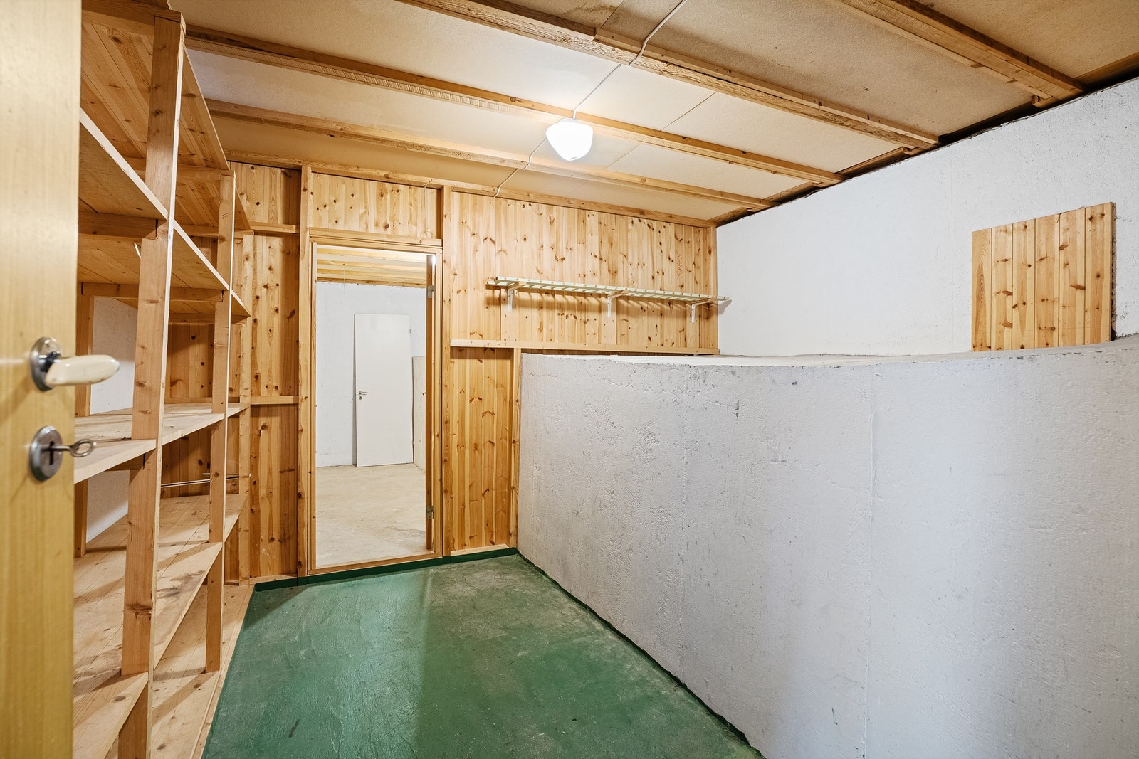 Gang/Oppbevaringsplass med tilgang til garasje direkte fra boligen Galleribilde