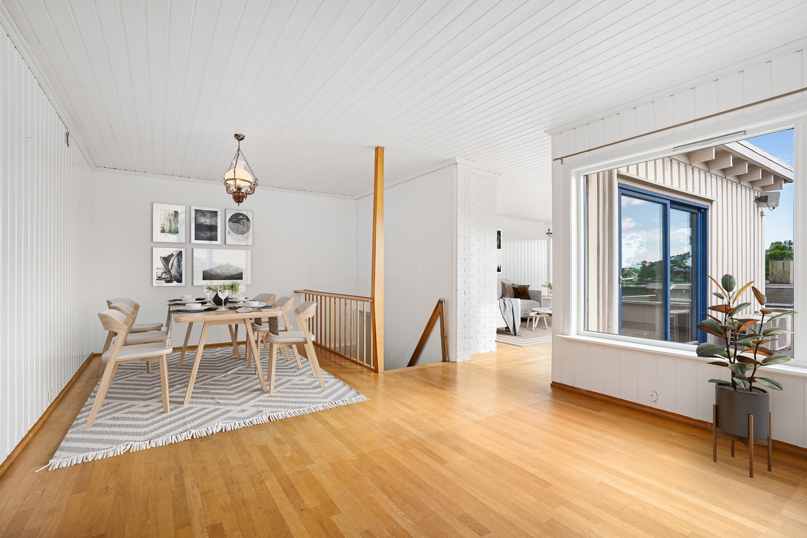Lys og åpen spisestue og stue med godt med dagslys (digital styling) Galleribilde
