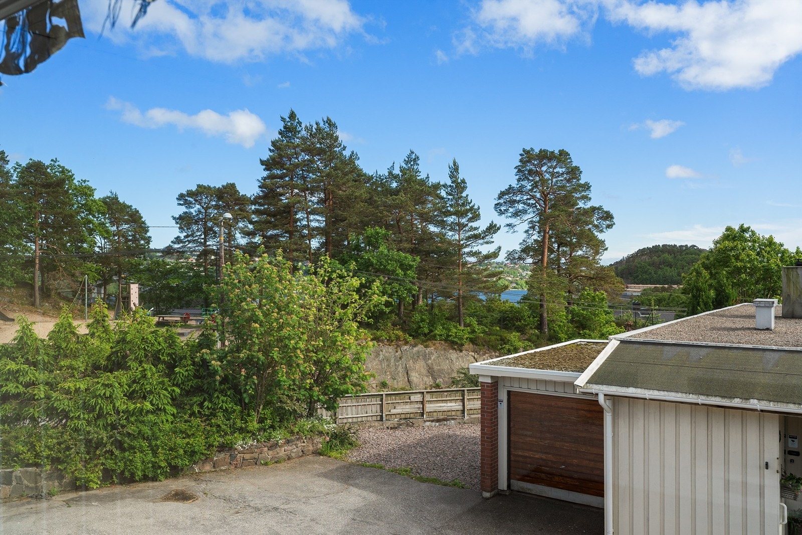 Utsikt fra stuevindu mot lekeplass, friareal og Topdalsfjorden Galleribilde
