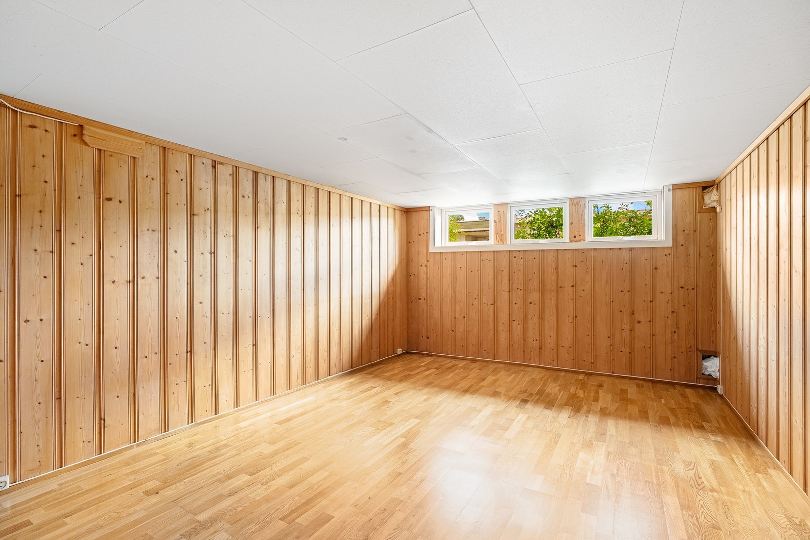 Hobbyrom innredet som kjellerstue, praktisk stort rom med god plass Galleribilde