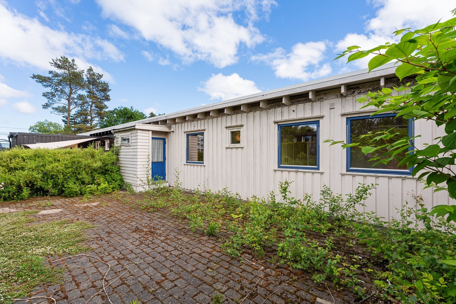 Uteplass med belegningsstein, stort potensiale til å skape sin egen oase med beplanting og hage Galleribilde