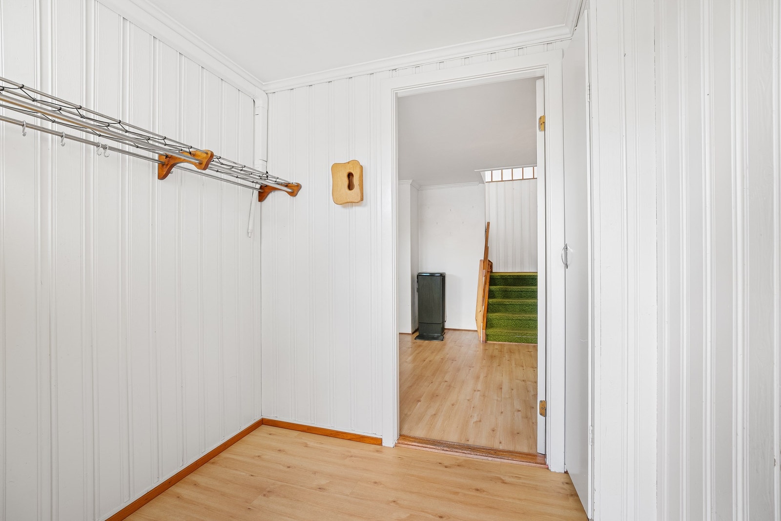 Vindfang med plass til Ytterjakker og sko Galleribilde