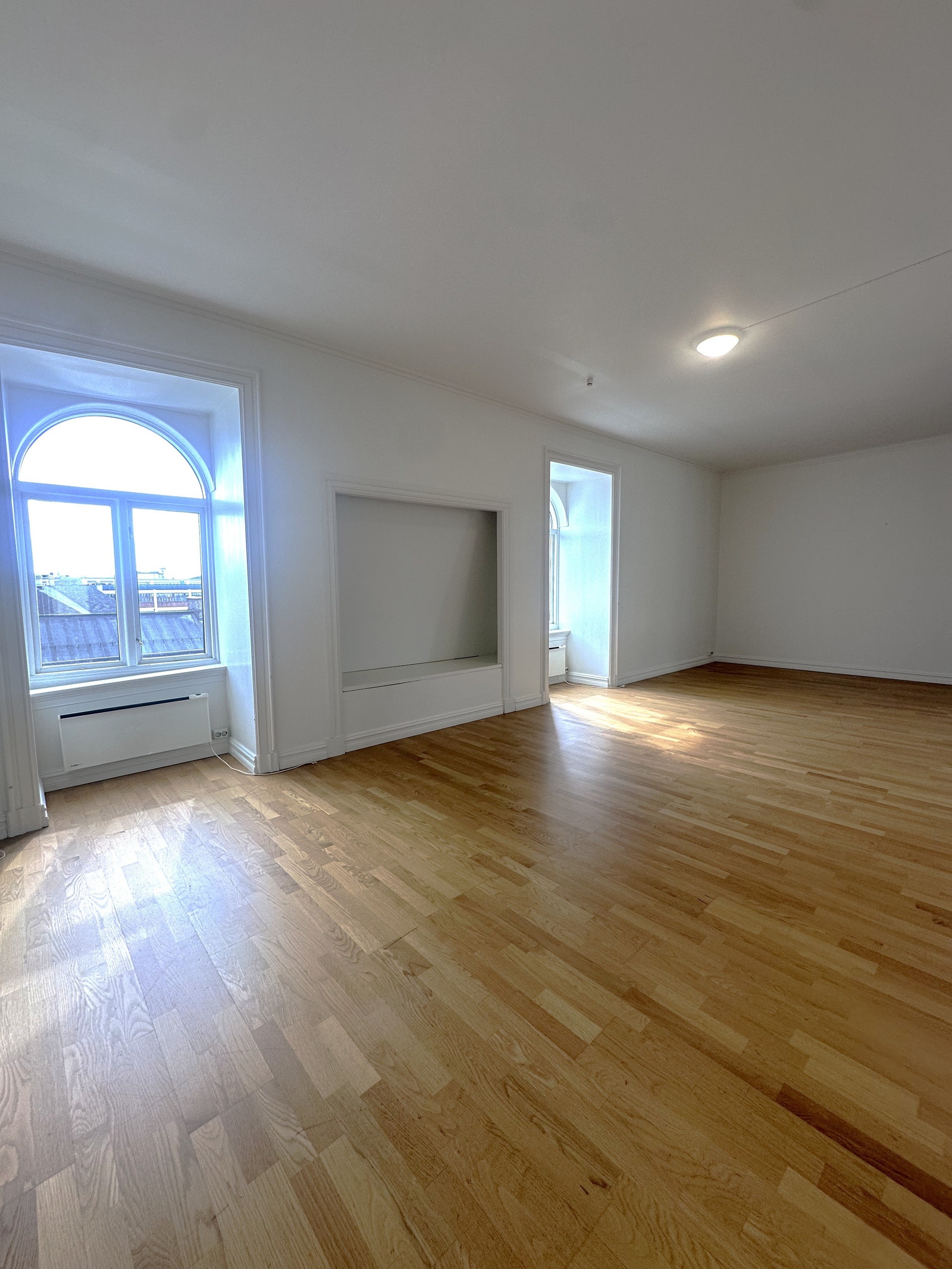 Romslig stue med gode lysforhold Galleribilde