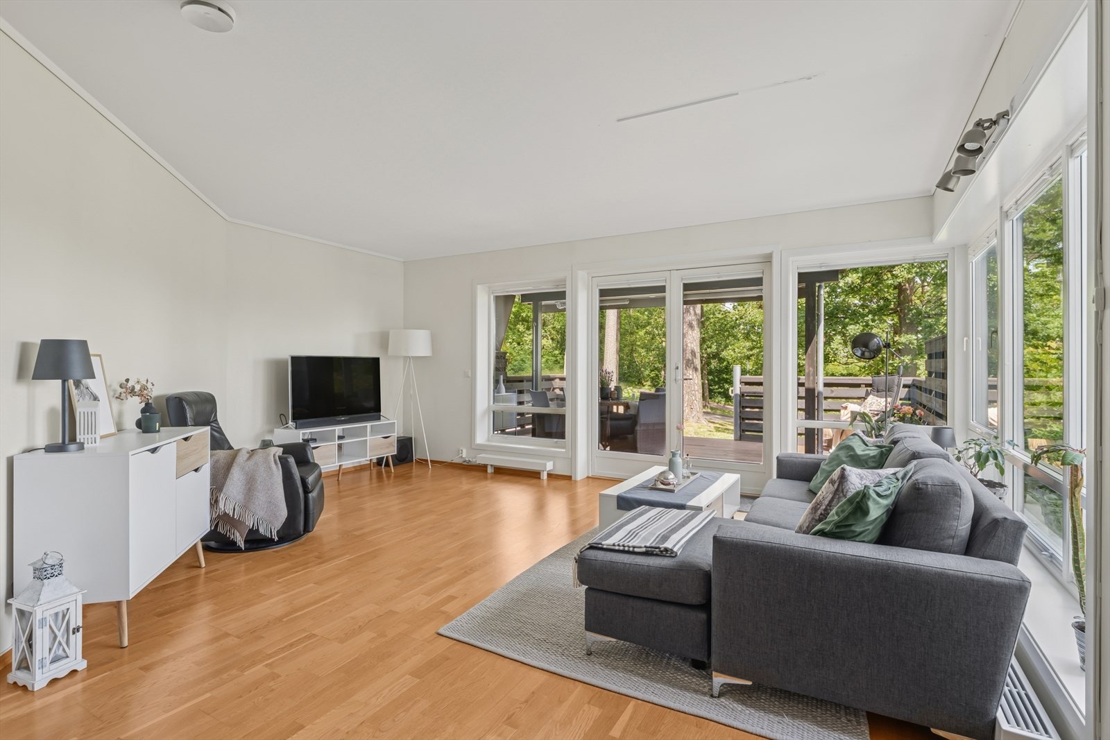 Robin Antonsen v/DNB Eiendom ønsker velkommen til Mårstien 7B!
Stuen tilbyr god plass til sofa, TV-møblement og kommode etter eget ønske. Galleribilde