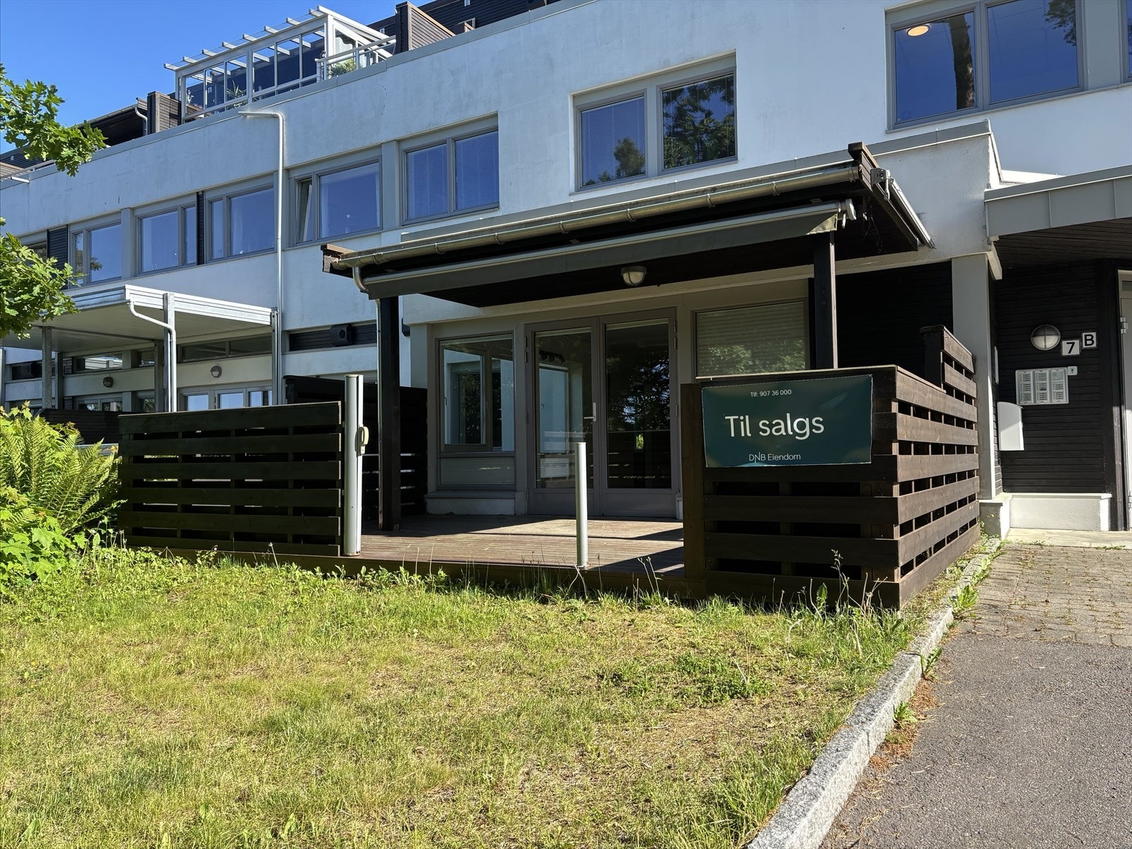 Koselig uteplass med ettermiddagssol og litt tidlig morgensol på sommeren Galleribilde