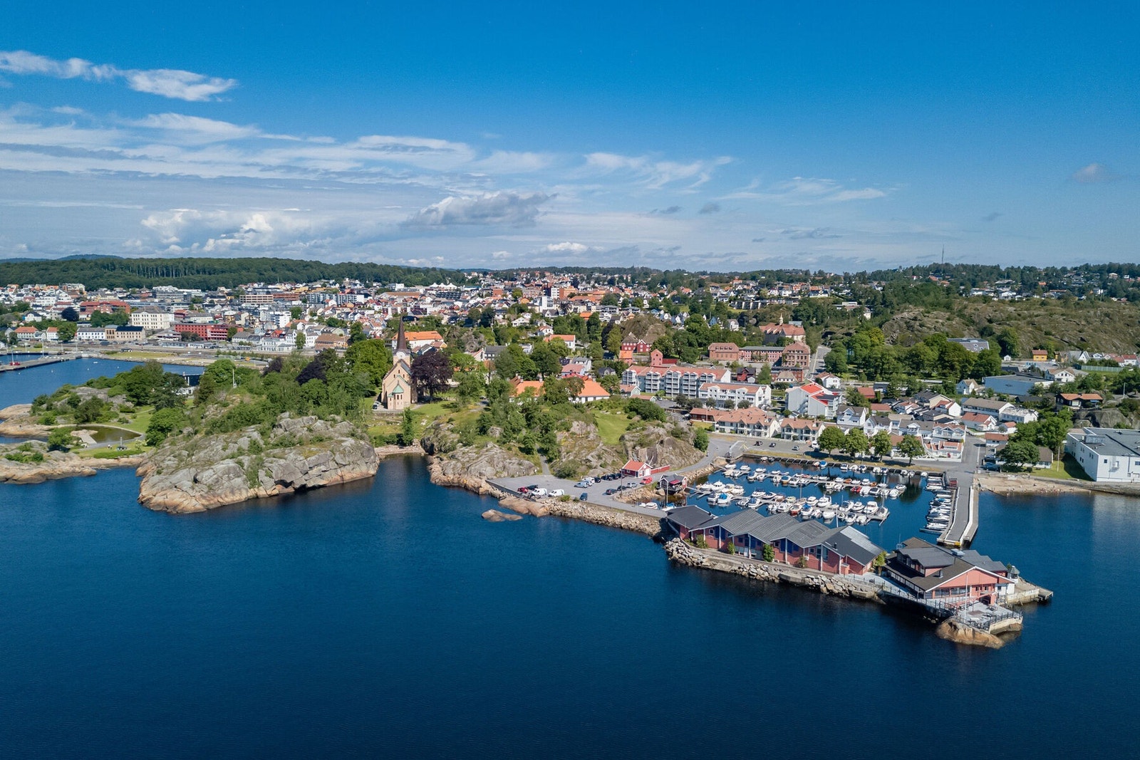 Sjø, båtliv, bading, strandpromenade og restauranter. I Larviks indrefilet finner man dette. Kun noen minutters gange fra eiendommen. Her ser vi Tollerodden og Vadskjæret som ligger ca 2 km unna. Galleribilde
