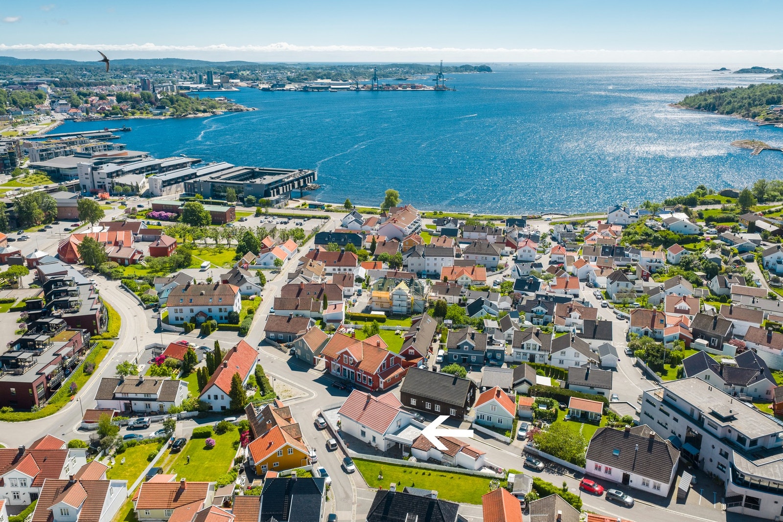 Fra eiendommen er det ca 295 meter fra sjøkanten. I nærområdet er det badestrand, strandpromenade, Farris Bad, Fritzøe Brygge, Indre Havn og kort gåavstand til togstasjon. Galleribilde