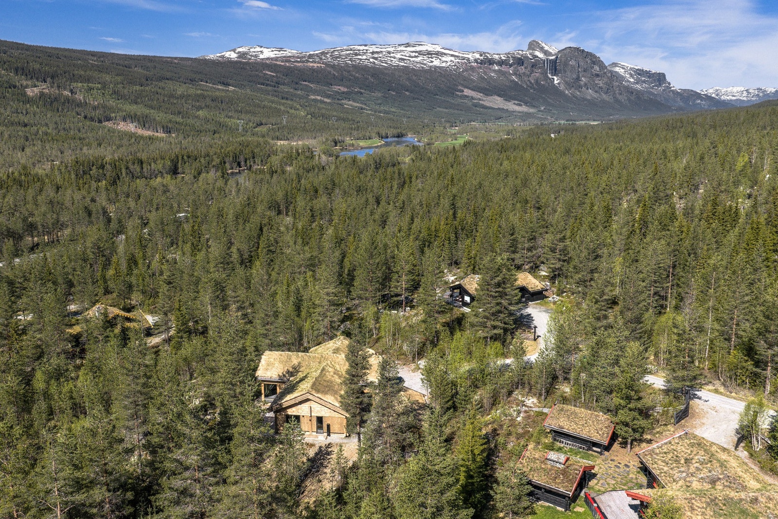 Eiendommen ligger i et område med store flotte fritidseiendommer mellom Hemsedal og Gol Galleribilde