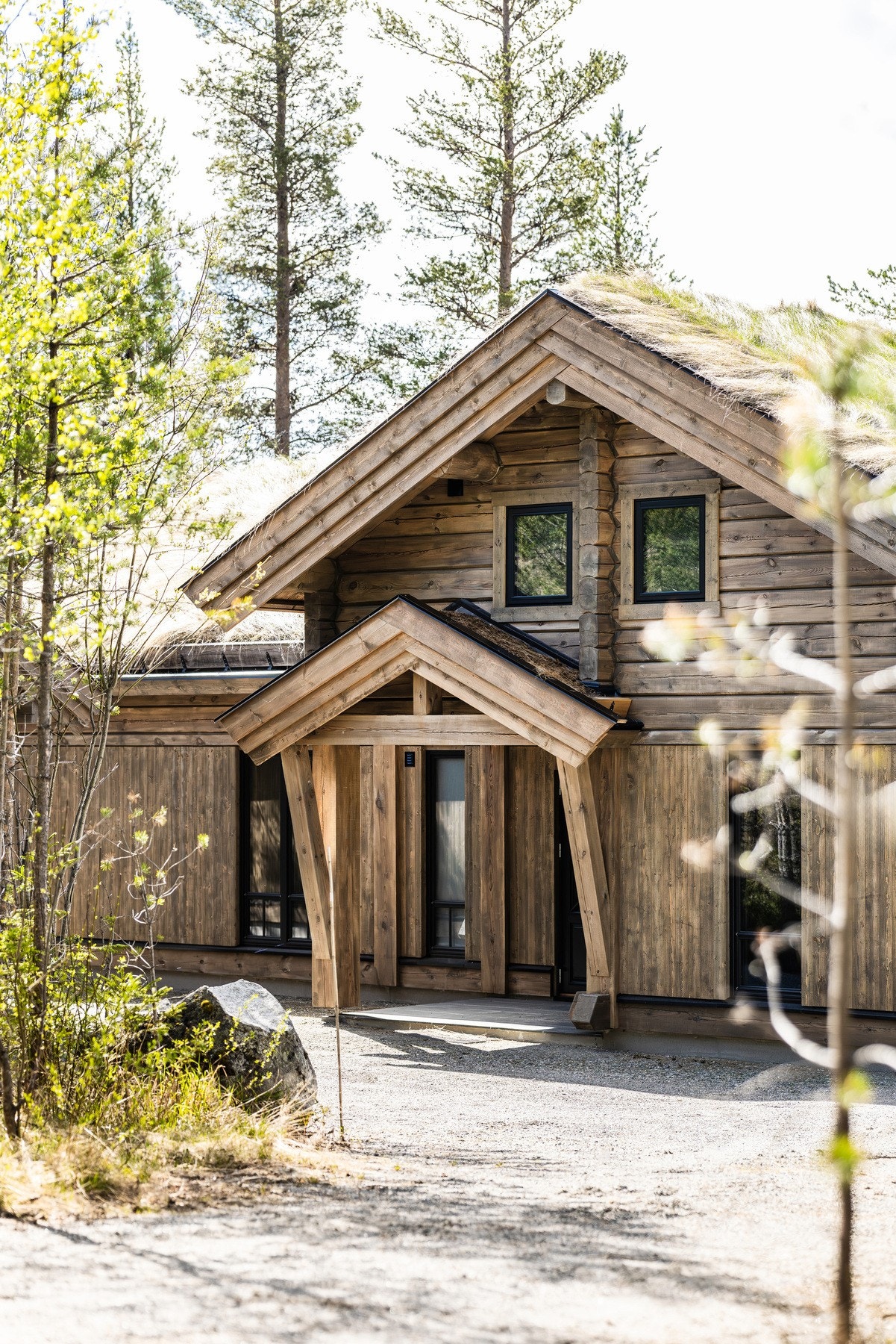 Lekker og gjennomført hytte - perfeksjonert til minste detalj, med helhetlige materialvalg og tidløs design som skaper en lun atmosfære. Galleribilde