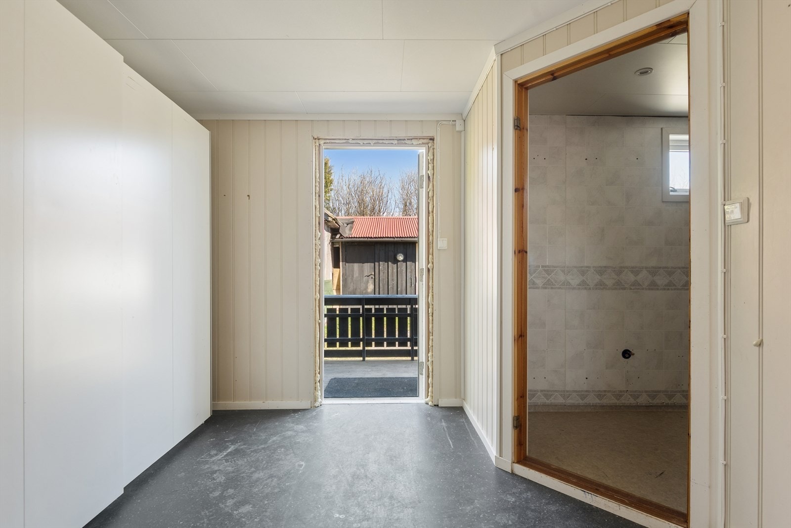 Du ønskes velkommen inn via platting og inn i entré, med god plass til garderobeløsninger. Galleribilde