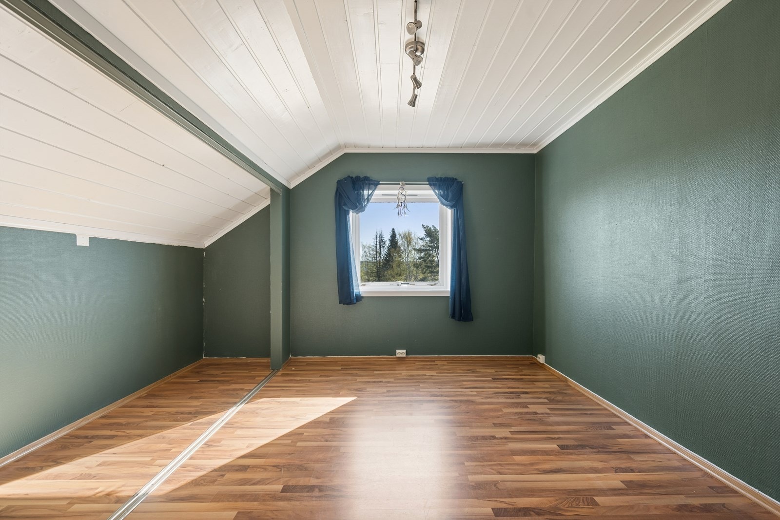 I andre etasje er det tre soverom. Overflatene består av laminat på gulv og malte vegger. Galleribilde
