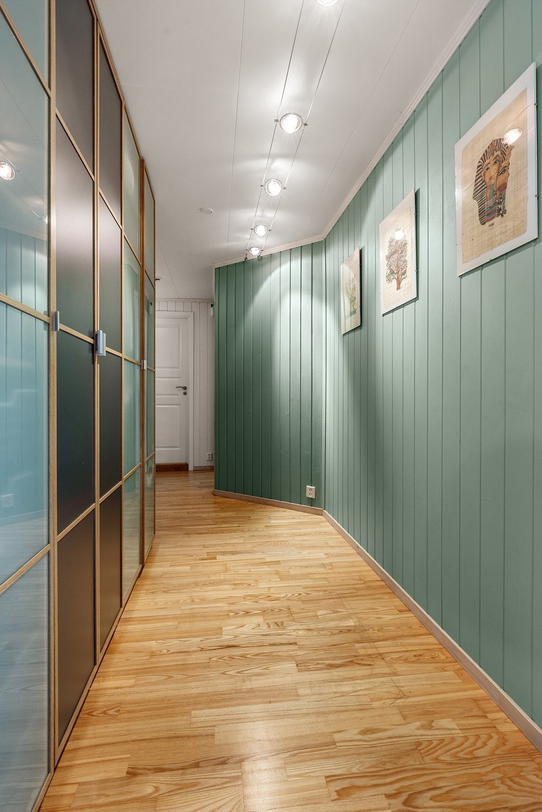 Godt med lagringsplass i garderober i u.etg Galleribilde