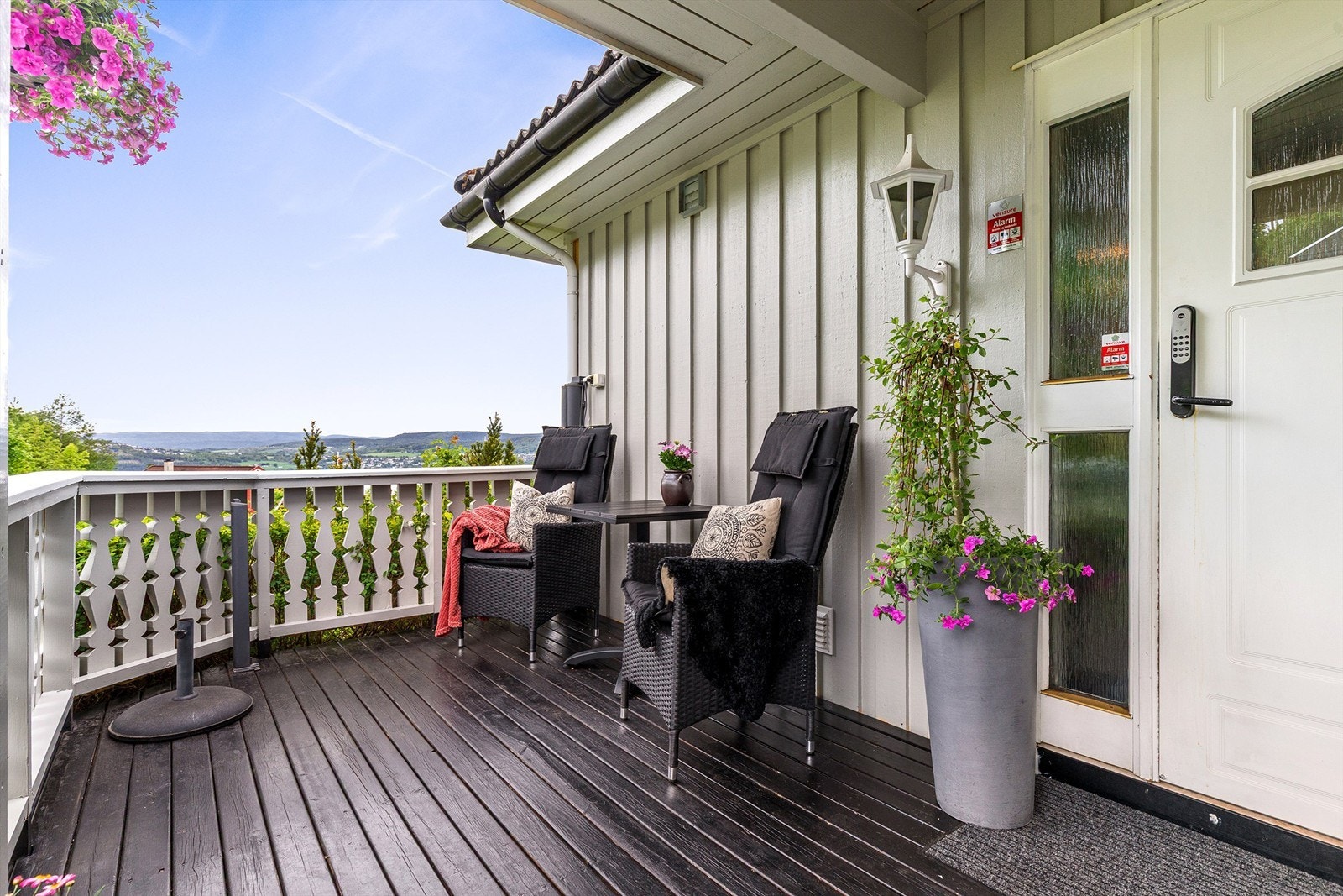 Koselig liten terrasse ved inngangspartiet Galleribilde