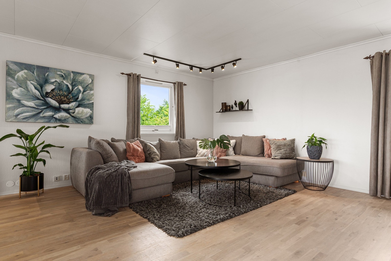 God plass til stor sofagruppe i stuen - Del av stuen var opprinnelig soverom nr 3 i 1.etg Galleribilde