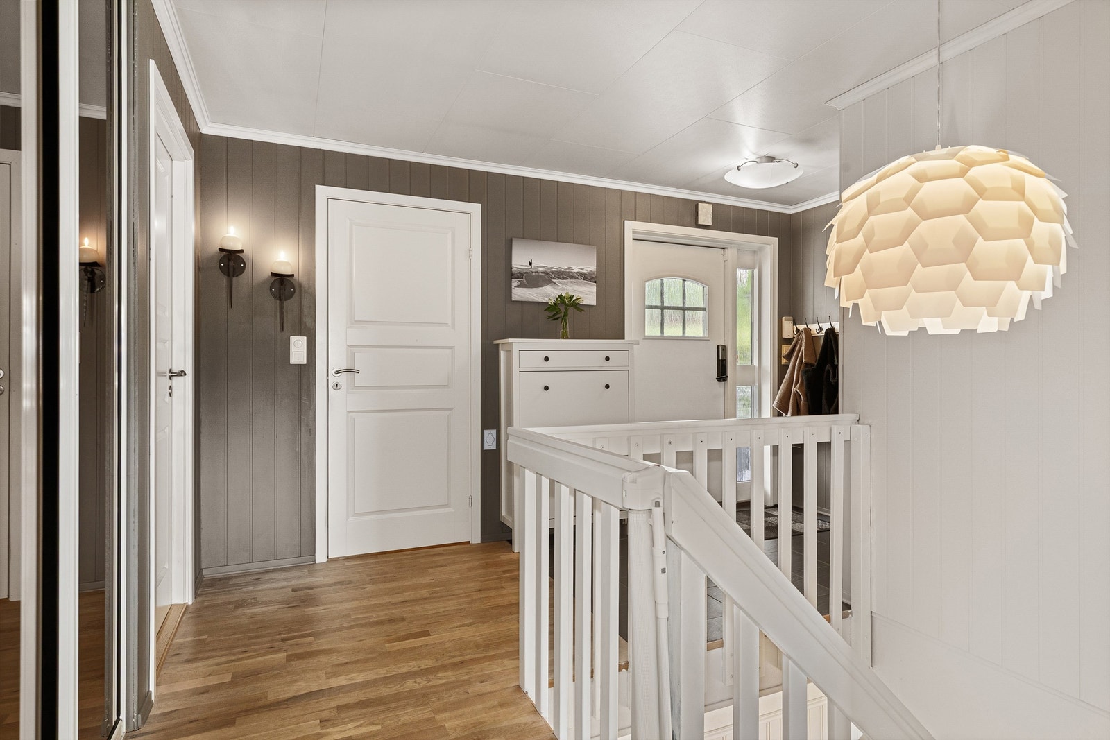 Hall 1.etg med skyvegarderobe til venstre Galleribilde