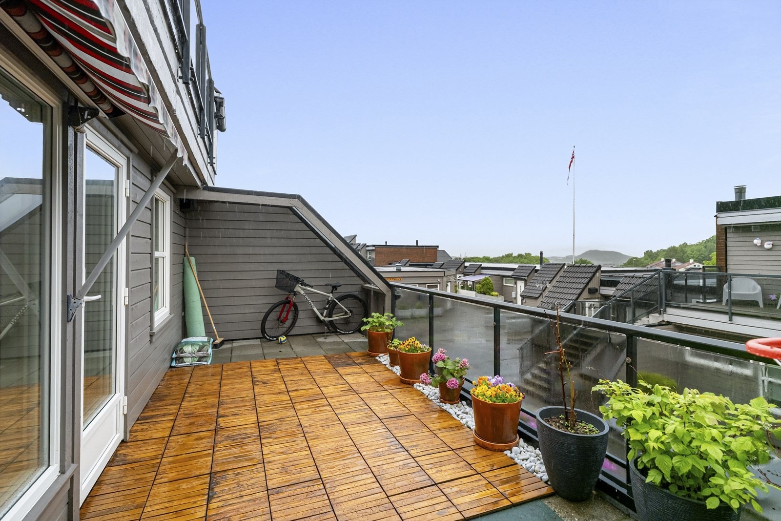 Fra stuen er det utgang til en stor, vestvendt terrasse med fin utsikt Galleribilde