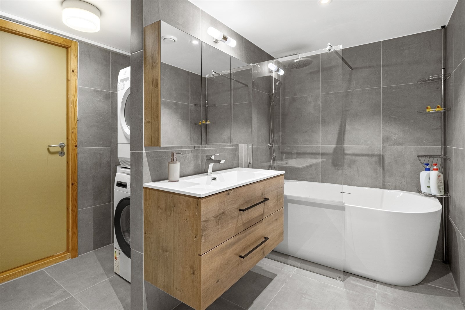 Badet i første etasje ble modernisert i 2023 med nye fliser og innredning Galleribilde