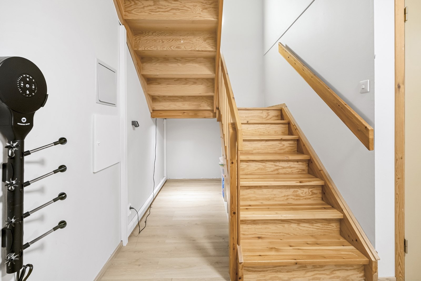 Den lakkerte tretrappen forbinder de to etasjene. Galleribilde