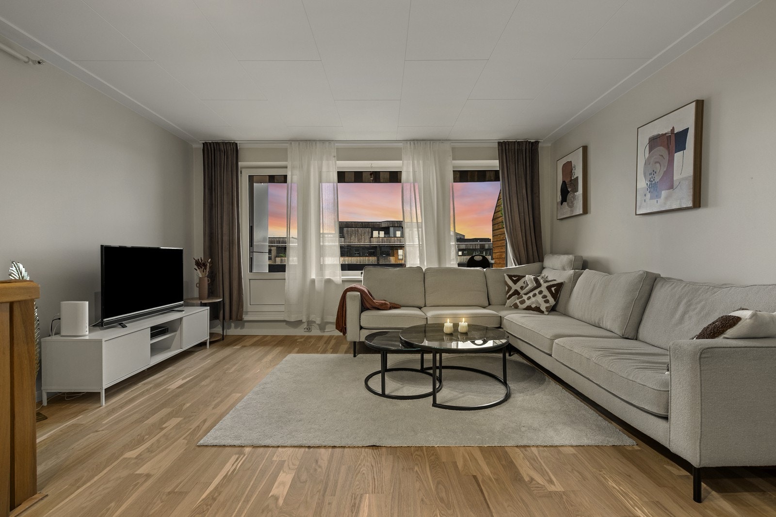 Leilighet over to plan med garasjeplass og en arealeffektiv romfordeling. Galleribilde