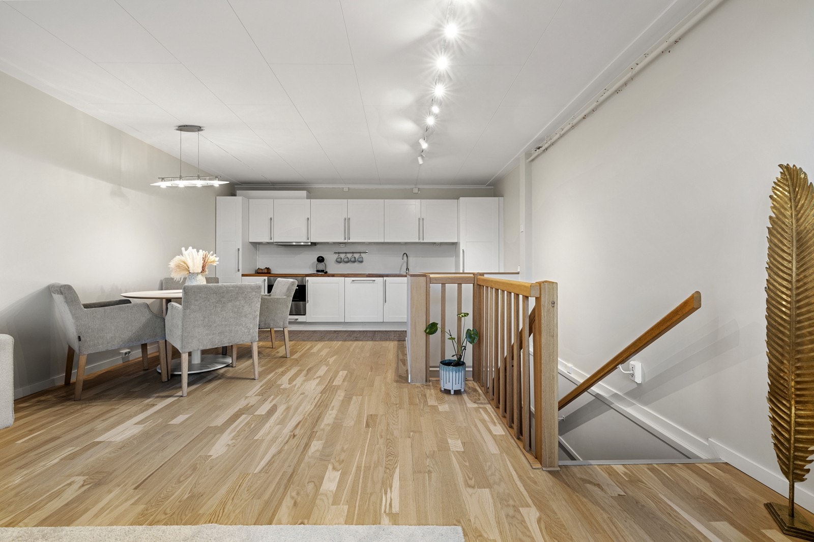 Leilighetens øverste plan er et lyst og åpent oppholdsrom hvor familie og venner kan samles. Galleribilde