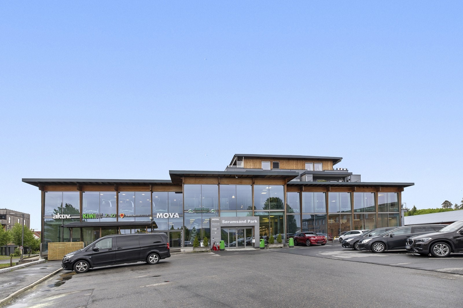 I nærområdet finnes et bredt utvalg av servicetilbud og dagligvarehandelen kan gjøres på f.eks Kiwi som er i umiddelbar nærhet. Galleribilde