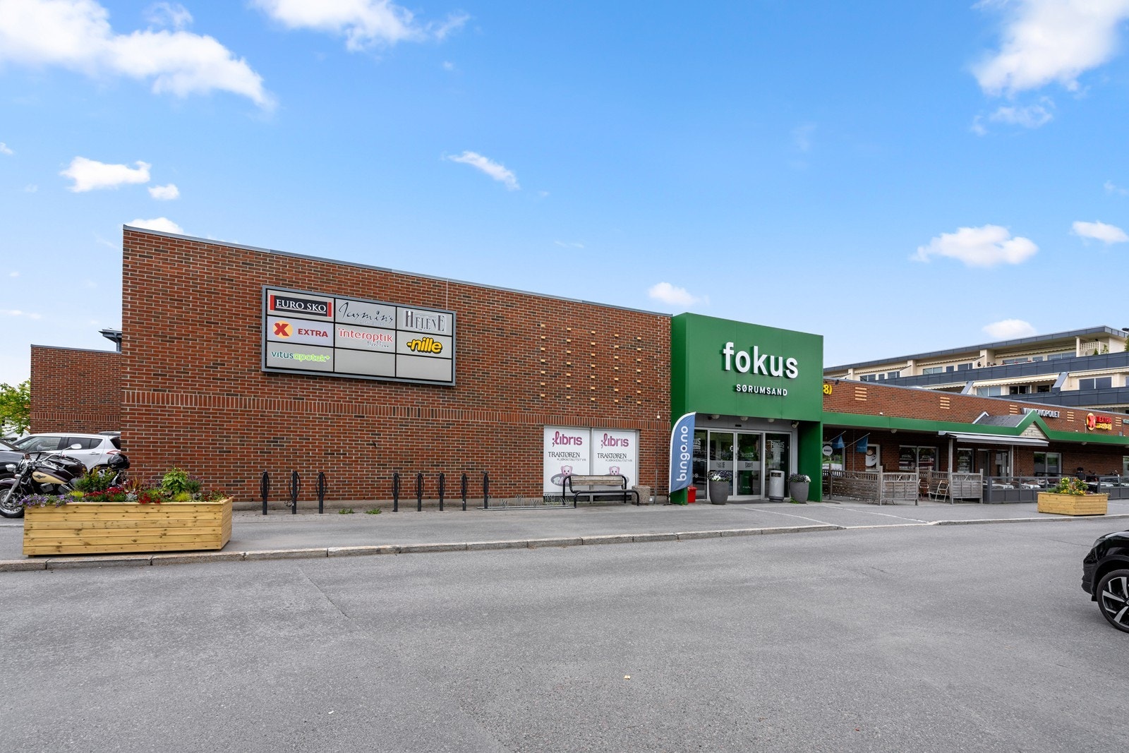 Fokus butikksenter med apotek og vinmonopol er kun en kort spasertur fra leiligheten. Galleribilde