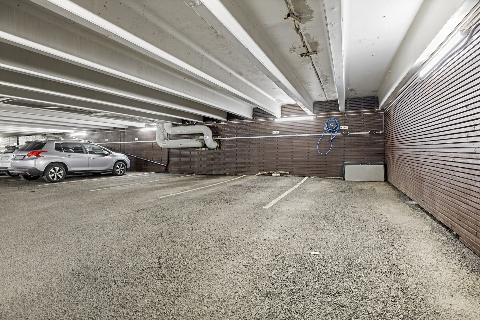 Det medfølger egen parkeringsplass i felles garasjekjeller. Nr H0409 med elbillader. Galleribilde