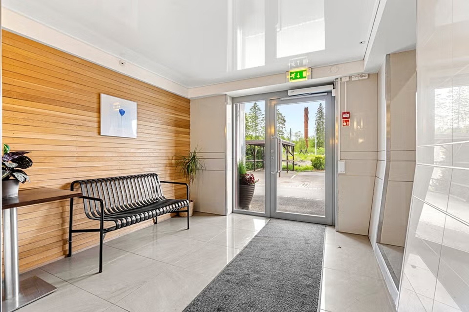 Velholdt felles inngangsparti med heis. Galleribilde