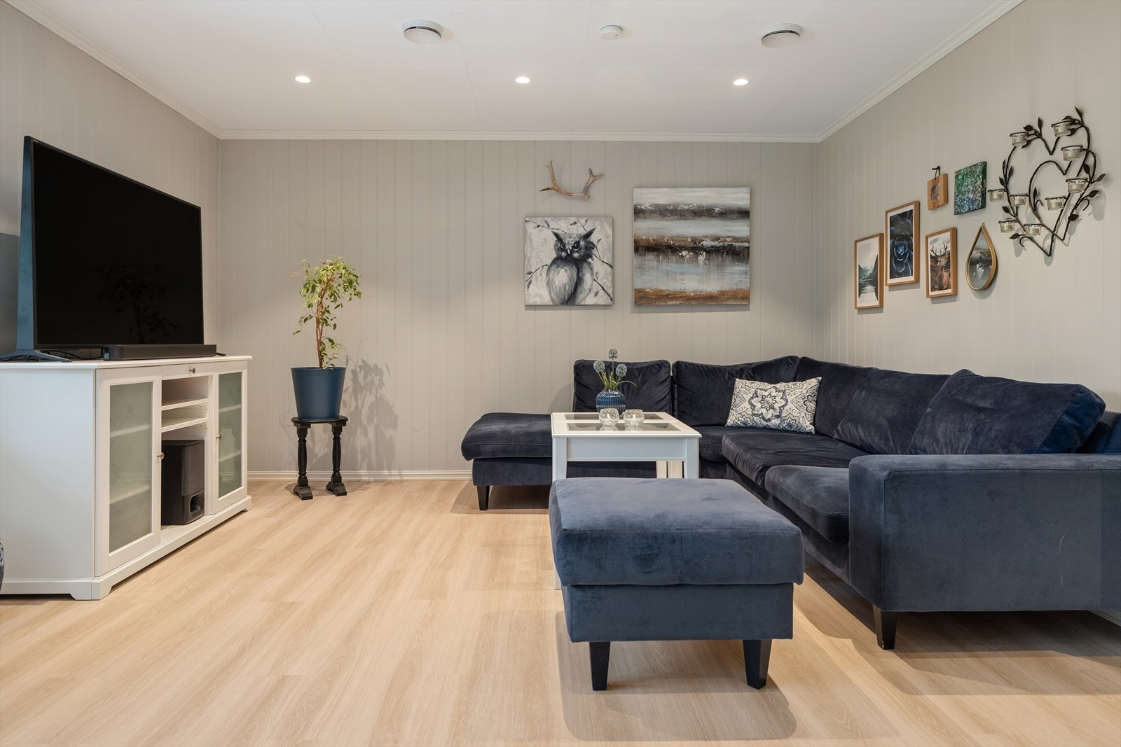 Den obligatoriske sofakroken finner sin naturlige plass i stuen. Galleribilde