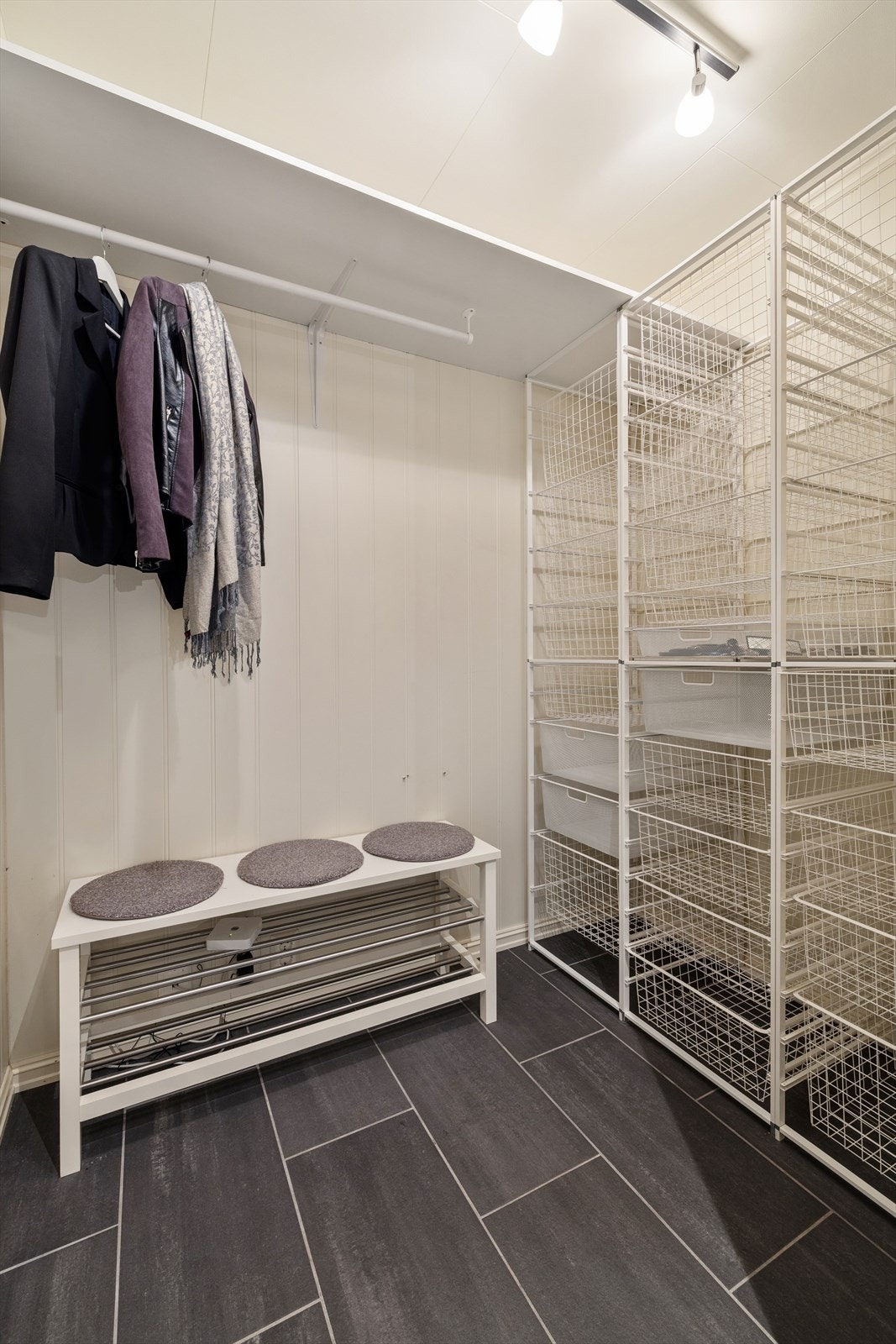 Garderoberom i hallen med god plass til å henge fra seg yttertøyet og sette fra seg skoene. Galleribilde
