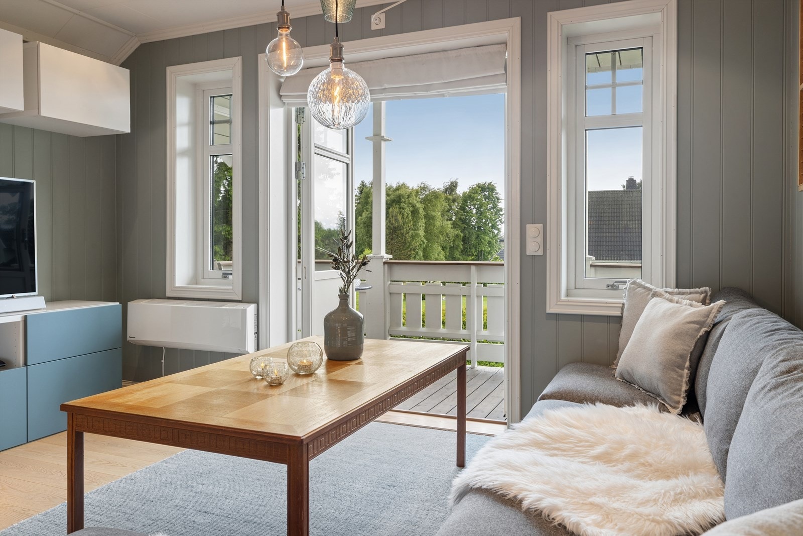 Fra stuen er det utgang til en hyggelig balkong. Galleribilde