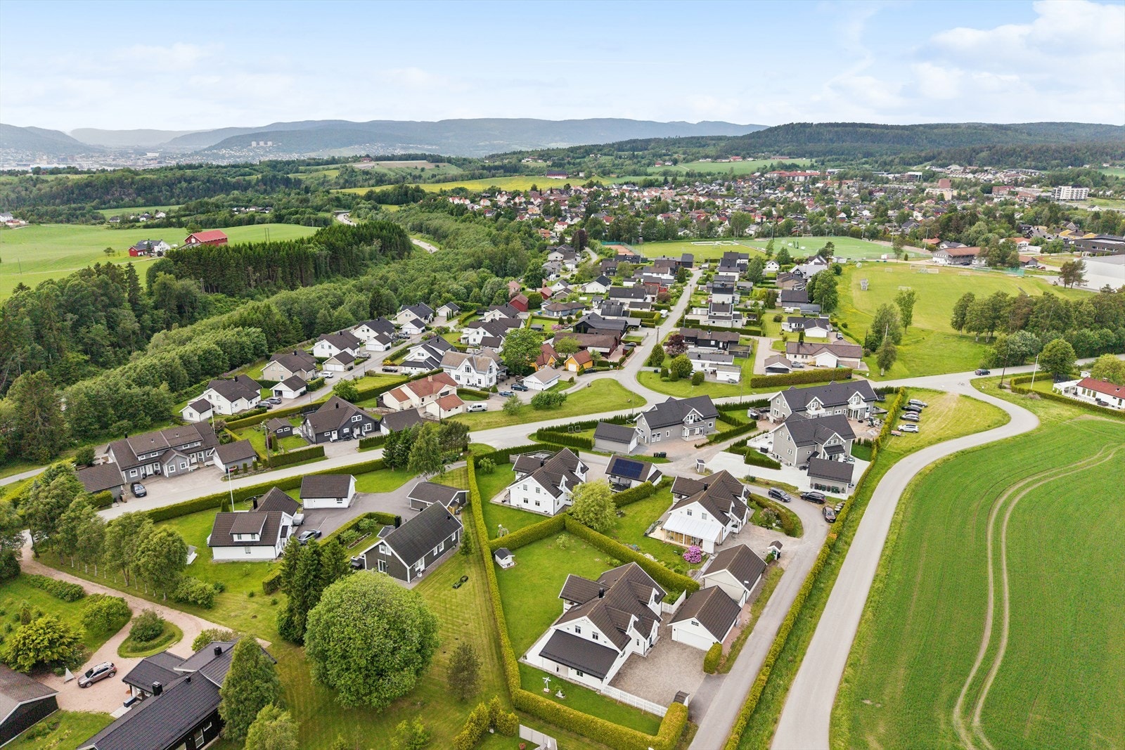 Eiendommen ligger rolig og landlig til med kort vei til Spikkestad sentrum, ROS Arena og naturen. Galleribilde
