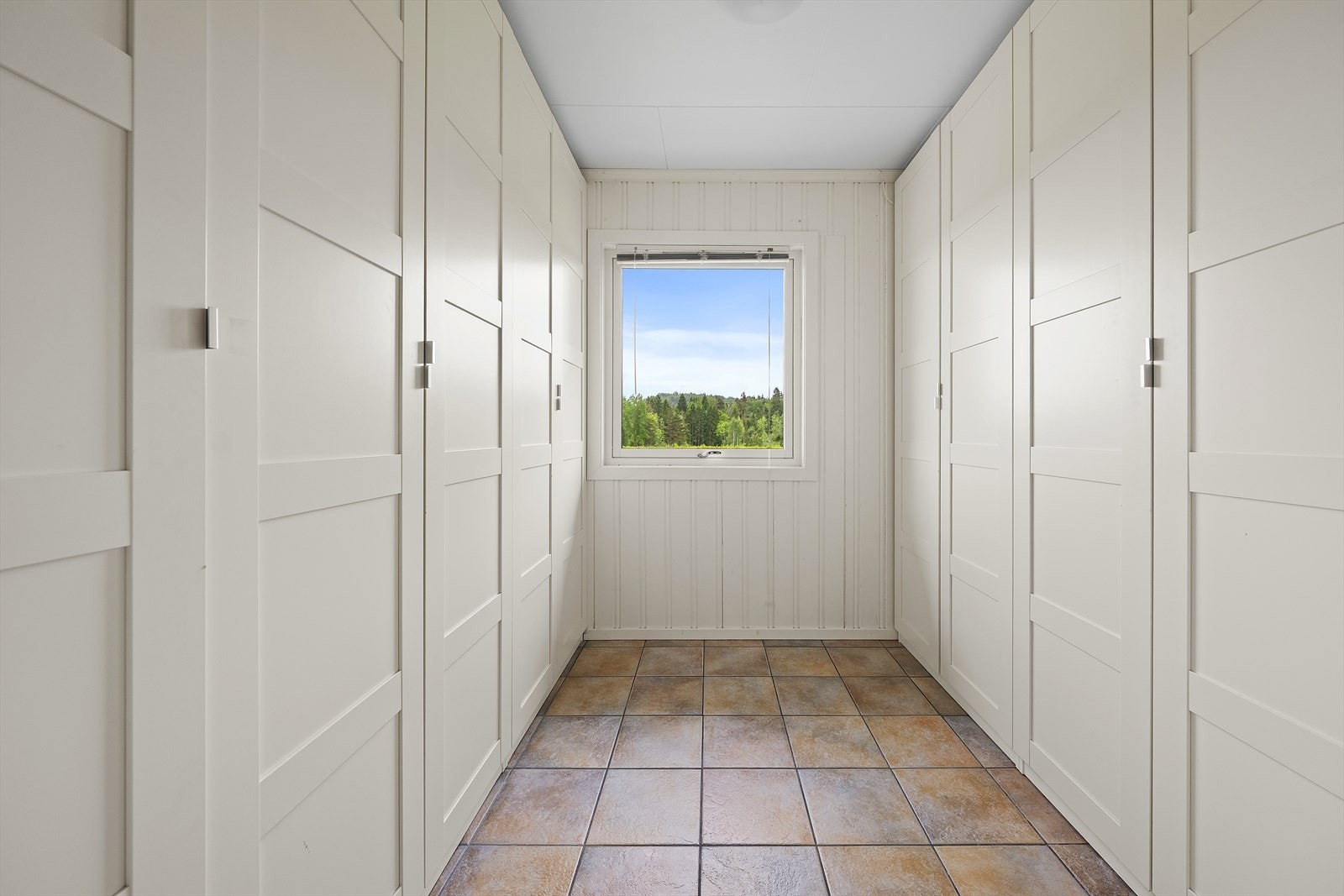 Rom brukt som garderobe, perfekt med masse oppbevaring! Galleribilde