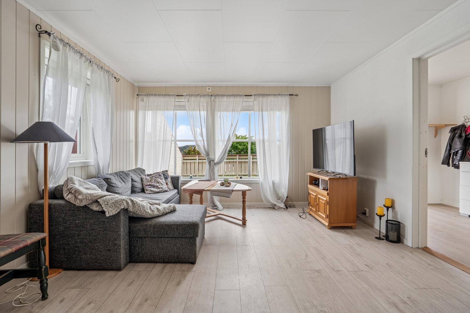 Stuedelen i sokkelleiligheten har plass til en sofagruppe. Galleribilde