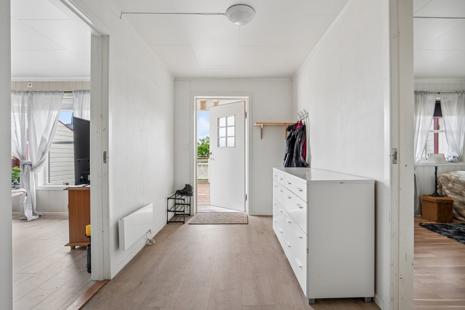 Egen inngang til den godkjente sokkelleiligheten. Galleribilde