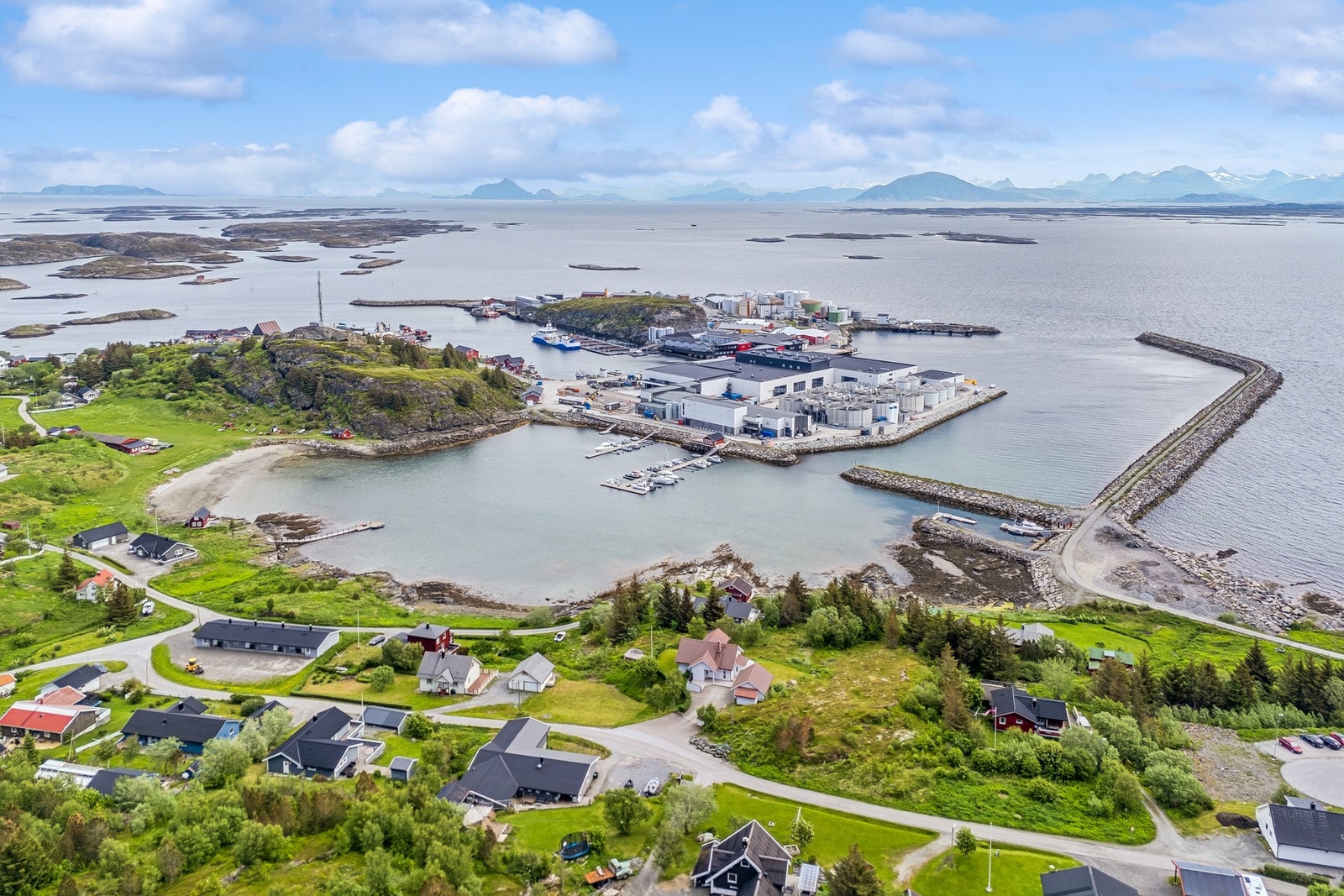 Boligen er omgitt av karakteristisk nordlandsk natur med fjell og kystlinje. Galleribilde
