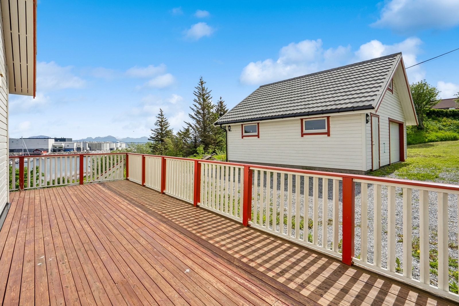 Fra stuen i hovedetasjen er det utgang til en sammenhengende terrasse på ca. 41 m². Galleribilde