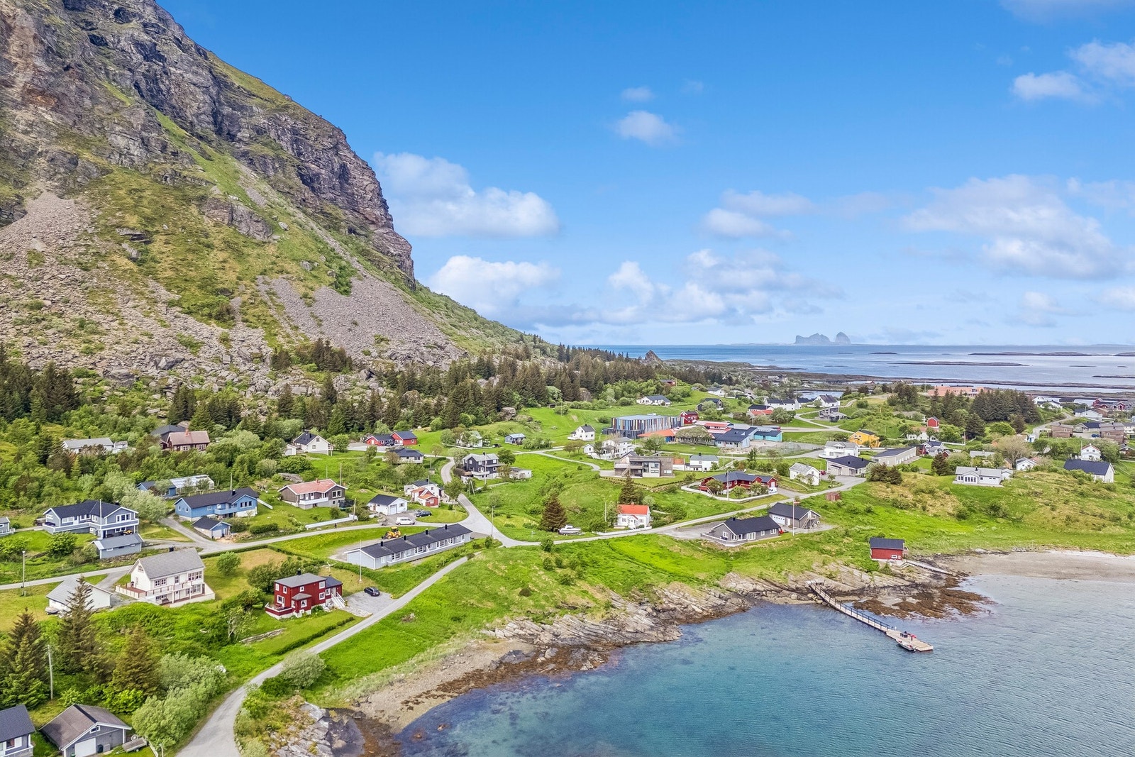 Oversikt over Lovund, et levende kystsamfunn i Lurøy kommune. Galleribilde