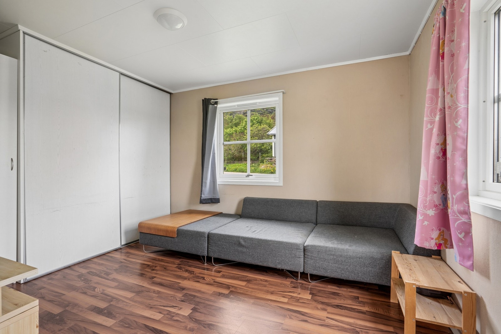 Soverommet har laminat på gulvet og malte panelplater på veggene. Galleribilde