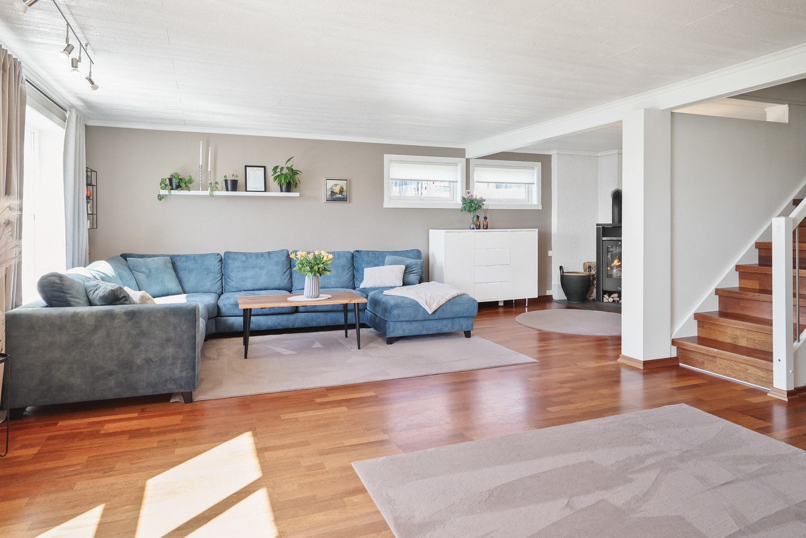 Romslig stue med god plass til en stor sofagruppe. Galleribilde