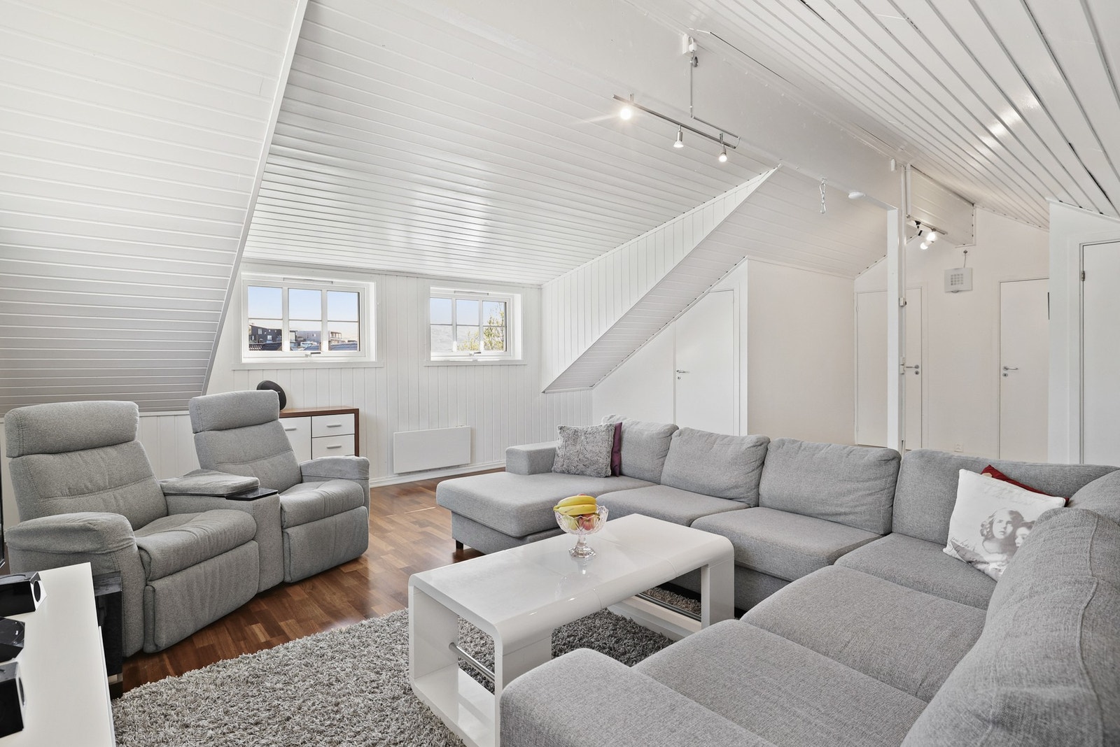 Loftstuen er et ekstra oppholdsrom for familien. Galleribilde