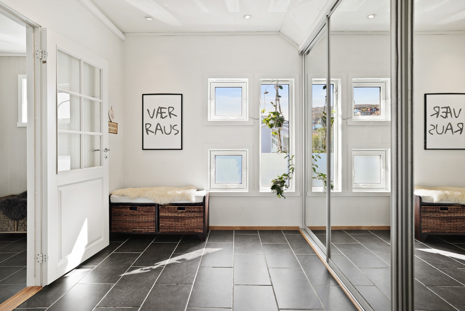 God plass til oppbevaring av yttertøy og sko i gangen. Galleribilde
